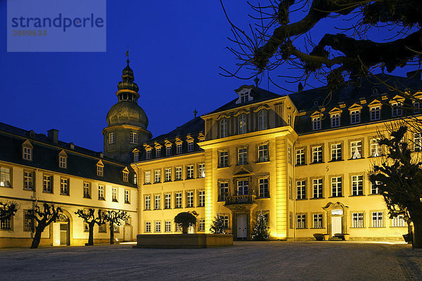 Zu Weihnachten beleuchtetes Schloss Berleburg  Bad Berleburg  Kreis Siegen-Wittgenstein  Rothaarsteig  Nordrhein-Westfalen  Deutschland  Europa