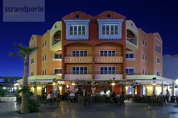 Straßenrestaurant mit Menschen am Abend  Beleuchtung  Jachthafen  Hurghada  Ägypten  Rotes Meer  Afrika