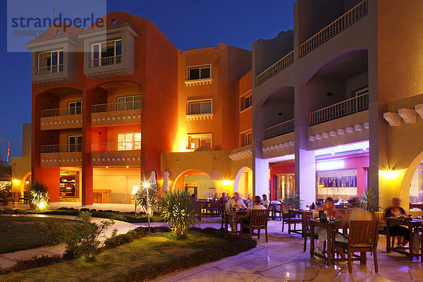 Straßenrestaurant mit Menschen am Abend  Beleuchtung  Jachthafen  Hurghada  Ägypten  Rotes Meer  Afrika
