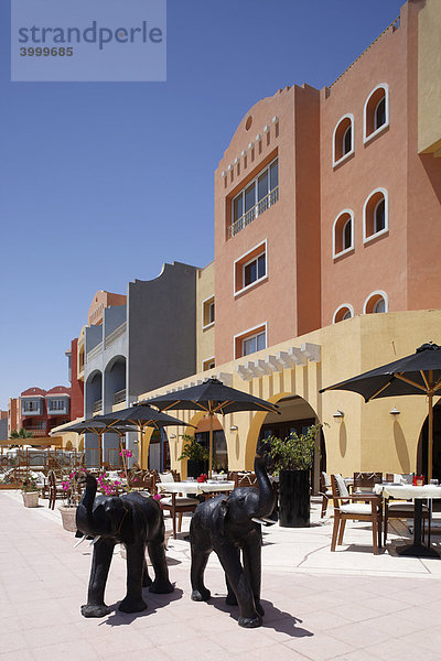 Freiluft Restaurant mit Sonnenschirmen  Elefantenskulpturen  Jachthafen  Hurghada  Ägypten  Rotes Meer  Afrika