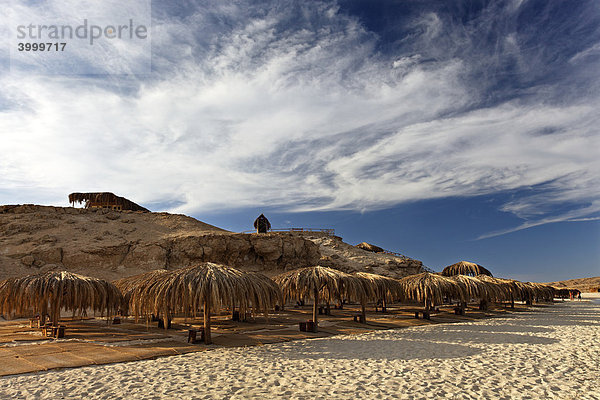Sonnenschirme am Strand  Mahmya  Giftun Insel  Hurghada  Ägypten  Afrika  Rotes Meer