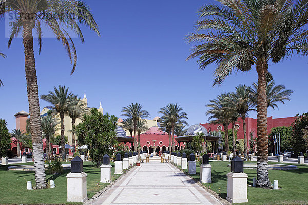 Platz vor dem Grand Resort  Hotel  Brunnen  Dattelpalmen  Pavillons  Yussuf Afifi Straße  Hurghada  Ägypten  Rotes Meer  Afrika