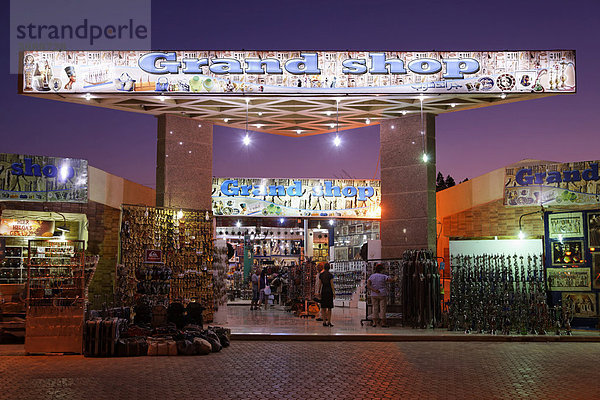 Souvenirladen  beleuchtet  abends  Yussuf Afifi Straße  Hurghada  Ägypten  Rotes Meer  Afrika