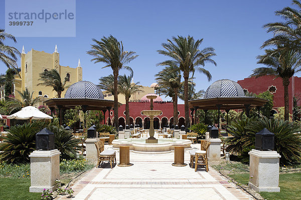 Platz vor Grand Resort  Hotel  Brunnen  Dattelpalmen  Pavillons  Yussuf Afifi Straße  Hurghada  Ägypten  Rotes Meer  Afrika