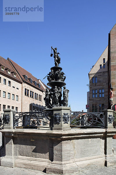 Tugendbrunnen  Spätrenaissance  von Benedikt Wurzelbauer  1584 bis 1589  Altstadt  Nürnberg  Mittelfranken  Franken  Bayern  Deutschland  Europa