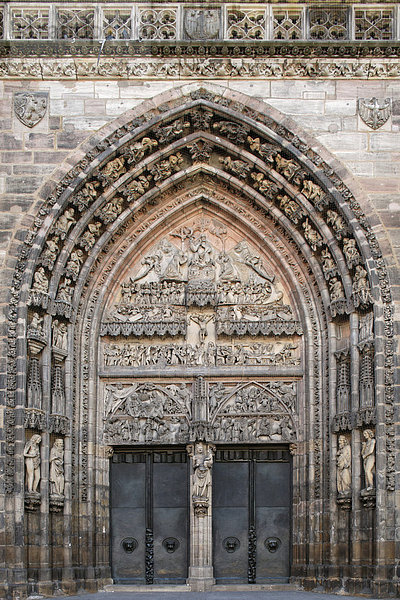 Portal  Tür  St. Lorenz Kirche  Gotik  erbaut ab 1250  Altstadt  Nürnberg  Mittelfranken  Franken  Deutschland  Europa