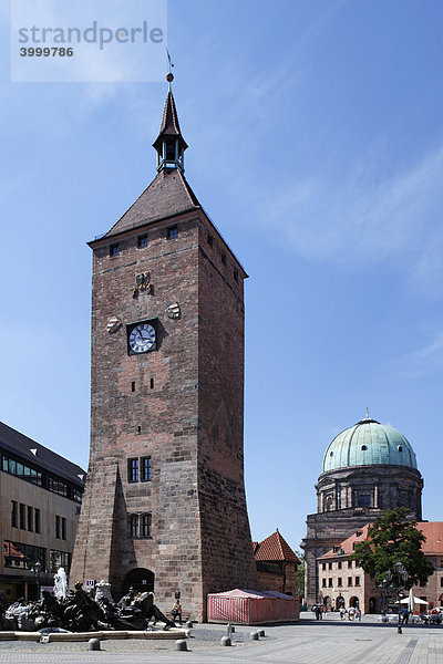 Weißer Turm  erbaut um 1250  Schlaguhr  Brunnen  Ehekarusell  Ludwigplatz  Kirche St. Elisabeth  Kuppel  Altstadt  Nürnberg  Mittelfranken  Franken  Bayern  Deutschland  Europa