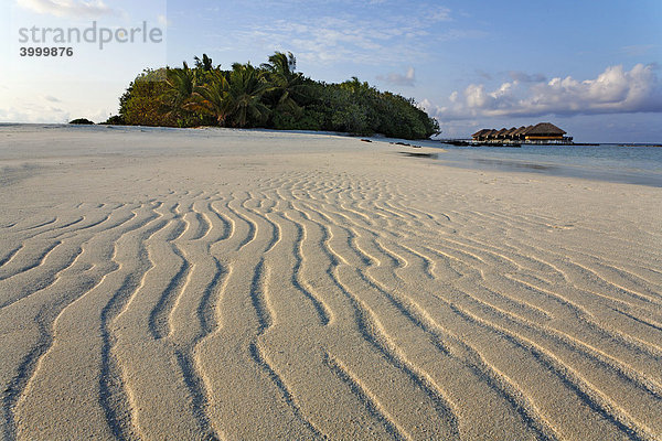 Sandstrand mit Rinnen vom abgelaufenen Wasser  Vadoo  Insel  Süd Male Atoll  Malediven  Archipel  Indischer Ozean  Asien