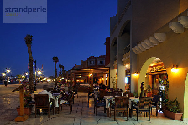 Straßenrestaurant mit Menschen am Abend  Beleuchtung  Jachthafen  Hurghada  Ägypten  Rotes Meer  Afrika