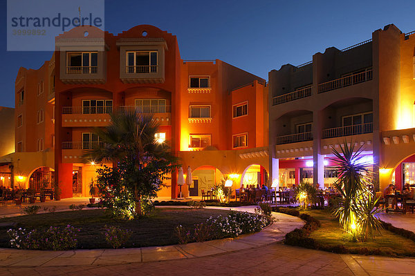 Straßenrestaurant mit Menschen am Abend  Beleuchtung  Hurghada  Ägypten  Rotes Meer  Afrika