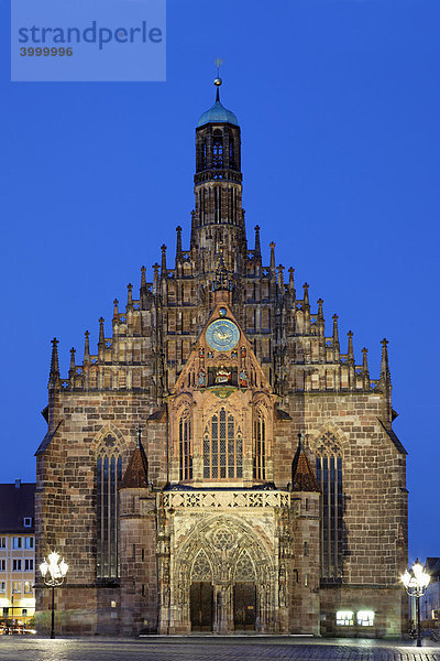Frauenkirche  gotisch  katholisch  Stadtpfarrkirche  Abend  beleuchtet  Hauptmarkt  Altstadt  Stadt Nürnberg  Mittelfranken  Franken  Bayern  Deutschland  Europa
