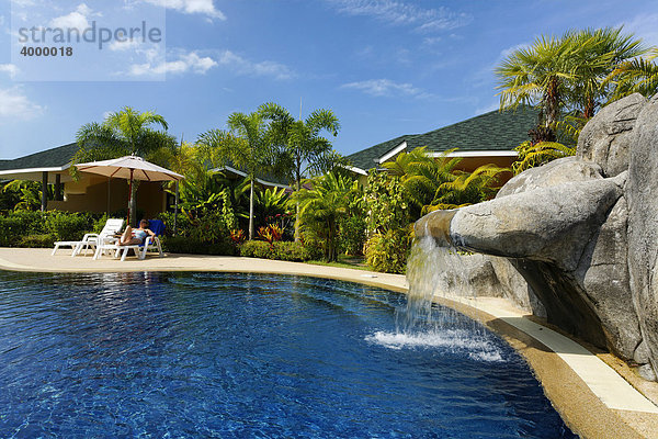 Bungalow mit Grünanlage  künstlicher Wasserfall  Pool  Palm Garden Resort  Khao Lak  Phuket  Thailand  Asien