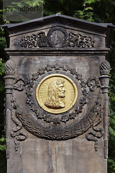 Bronze-Medaillon  Dürer-Pirckheimer-Brunnen  Freundschaftsbrunnen  Maxplatz  Altstadt  Stadt Nürnberg  Mittelfranken  Franken  Bayern  Deutschland  Europa