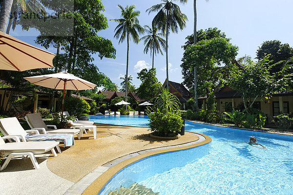 Bungalowanlage mit Sonnenliegen  Palmen und Pool  Palm Garden Resort  Phuket City  Phuket  Thailand  Asien