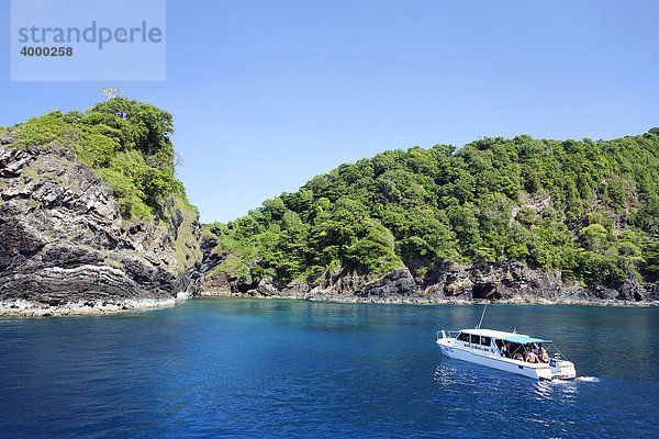 Tauchschiff ankert vor grün bewachsenen Felsen  Similan Inseln  Phuket  Thailand  Andamanen See  Indischer Ozean  Asien