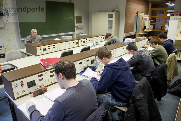Ausbildung zum Elektrikermeister  Meisterschule der Handwerkskammer  Düsseldorf  Nordrhein-Westfalen  Deutschland  Europa