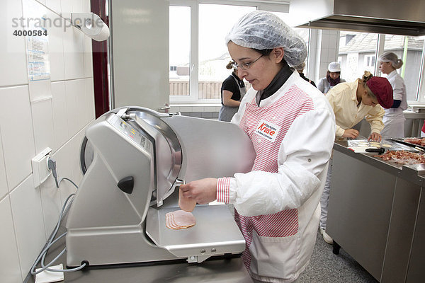 Aufschnittschneidemaschine  Ausbildung zur Fleischereifachverkäuferin in der Bildungsstelle im Frischezentrum e.V.  BiF  Essen  Nordrhein-Westfalen  Deutschland  Europa