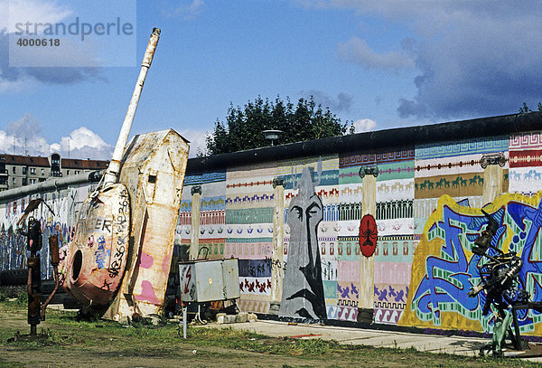 Skulpturenpark und Reste der Berliner Mauer am Potsdamer Platz nach dem Mauerfall  Berlin  Deutschland  Europa