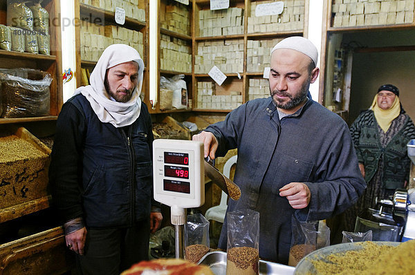 Seifen- und Gewürz-Händler im Basar von Aleppo  Weltkulturerbe  Syrien  Naher Osten  Asien