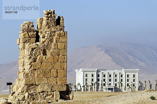 Grabturm und modernes Hotel im Tal der Gräber  Ausgrabungsstätte Palmyra  Tadmur  Syrien  Asien