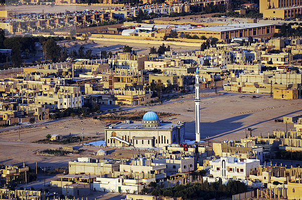 Blick von der Burg Qala'at Ibn Ma'n auf die Stadt Palmyra  Tadmur  Syrien  Asien