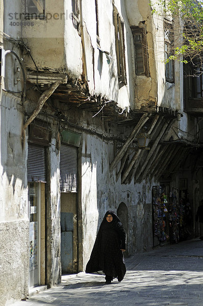 Alte Frau mit Kopftuch unter baufälligen Balkonen  Damaskus  Syrien  Naher Osten  Asien