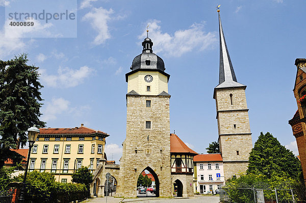 Historisches Stadttor am Riedturm und Turm der Pilgerkirche St. Jakobus  Riedplatz  Arnstadt  Thüringen  Deutschland  Europa