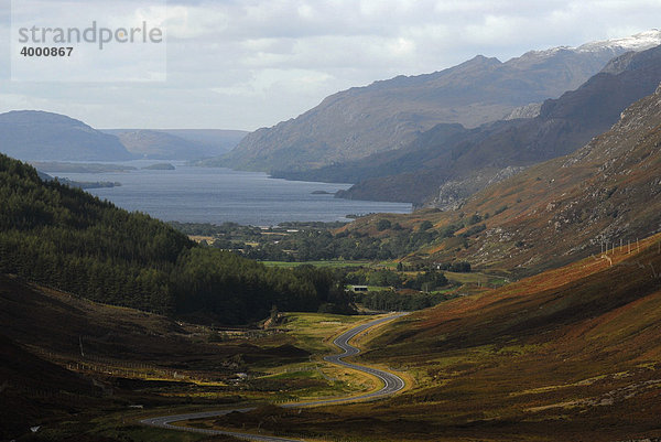 Blick auf Kinlowewe und Loch Maree  Schottland  Großbritannien  Europa