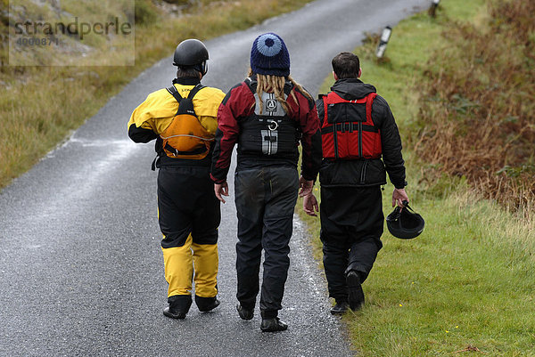 Kayakfahrer beim Wildwasserrennen auf Straße  Glen Etive River Race  Glen Etive  Schottland  Großbritannien  Europa