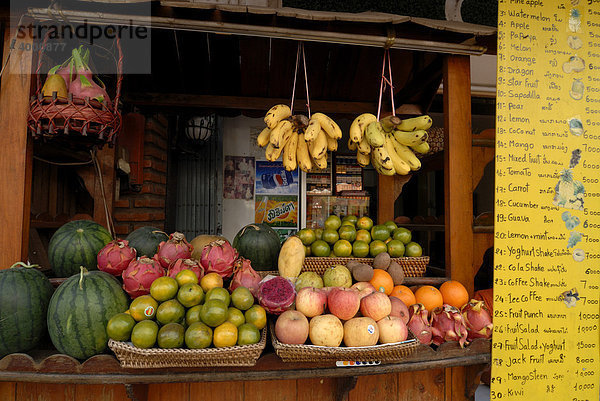 Früchtebar und Cocktailbar als Straßenstand in der Haupstadt Vientiane  Laos
