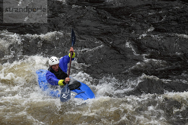 Kayakfahrer beim Wildwasserrennen  Glen Etive River Race  Glen Etive  Schottland  Großbritannien