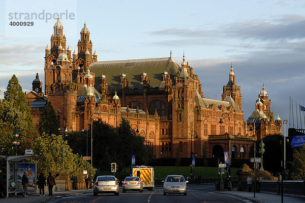 Abendlicht am Kelvingrove Art Gallery and Museum  Glasgow  Schottland  Großbritannien