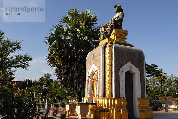 Statue des Königs Setthathirat  reg. 1548-1571  am That Luang  der goldenen erhabenen Stupa  Vientiane  Laos  Asien