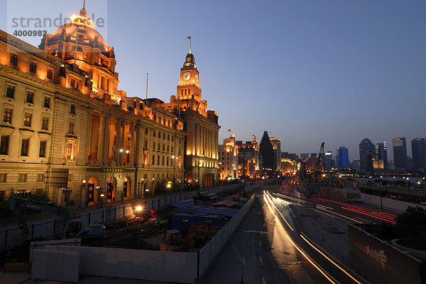Der nächtlich erleuchtete Bund  die Prachtstraße in Shanghai mit HSBC Building und China Merchants Bank Building  China  Asien