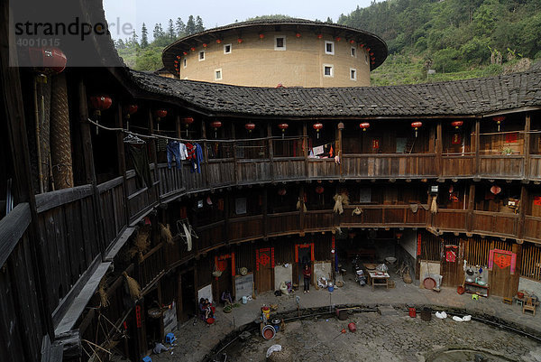 Runder Innenhof eines Rundhauses  Erdrundhäuser  Lehmrundhäuser  chinesisch: Tulou  der Hakka  chinesische Minderheit  bei Yongding und Hukeng  Fujian  China