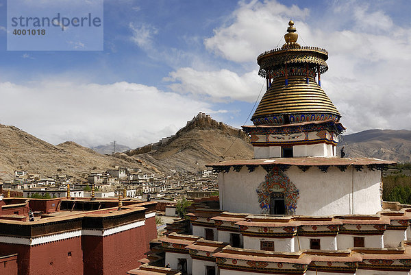 Gyantse Kumbum Tempel und Pelkor Chöede Kloster vor tibetischer Festung  tibetisch: Dzong  von Gyantse mit Teilen der Altstadt  Gyantse  Zentraltibet  Tibet  China