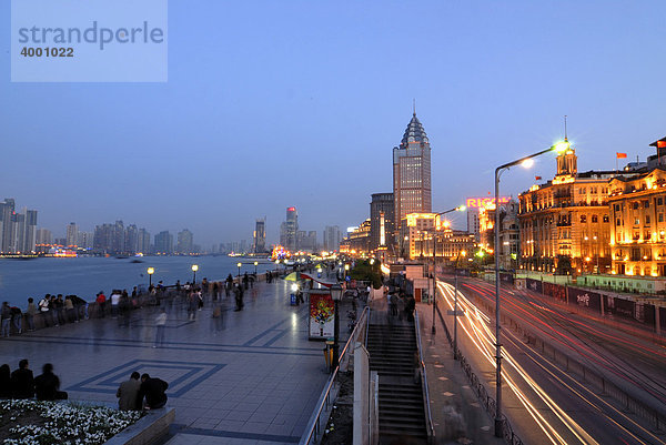 Der nächtlich erleutete Bund  die Prachtstraße in Shanghai am Huangpu Fluss mit Fußgängern und Autoverkehr  Shanghai  China  Asien