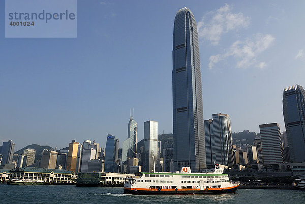 Fährschiff vor der Skyline von Hongkong Central  Hongkong  China  Asien