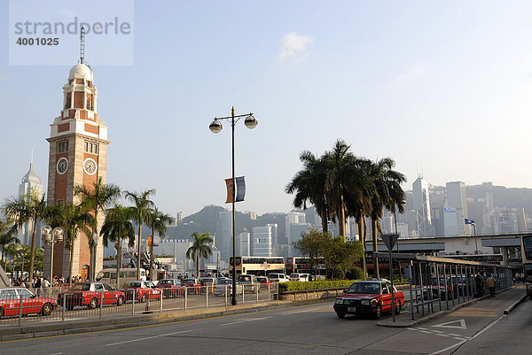 Glockenturm am Pier der Star Ferry in Kowloon mit Hongkong Taxi  Hongkong  China  Asien