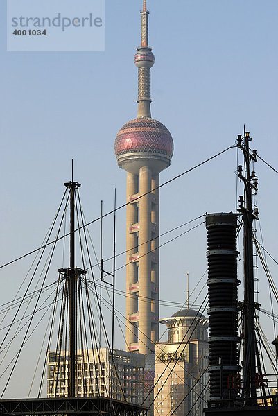 Schiffsmasten eines Schiffes auf dem Huangpu Fluss vor dem Fernsehturm in Pudong  Shanghai  China