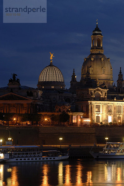 Silhouette der barocken Altstadt Dresdens mit Elbe  Frauenkirche  Kunstakademie und Brühlscher Terrasse in Abendstimmung  Dresden  Sachsen  Deutschland  Europa