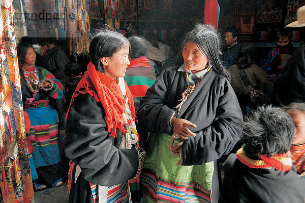 Tibetische Frauen in Nomadentracht auf Pilgerreise im Kloster Seralung  Manasarovar See  Mount Kailash  Provinz Ngari  Westtibet  Tibet  China  Asien