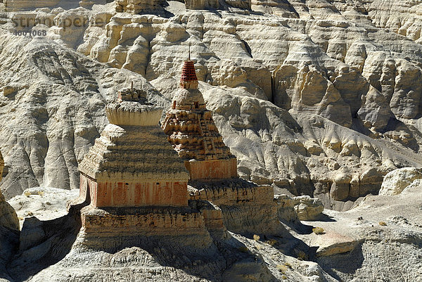 Zwei alte tibetische Stupa in der trockenen Schlucht des Sutley-Flusses im alten Königreich Guge  Sutley Canon  Westtibet  Provinz Ngari  Tibet  China  Asien