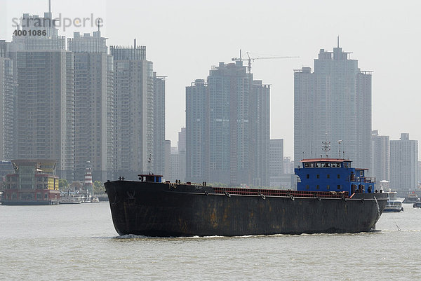 Lastschiff  Transportkahn auf Huangpu Fluss vor chinesischen Hochhäusern  Shanghai  China  Asien