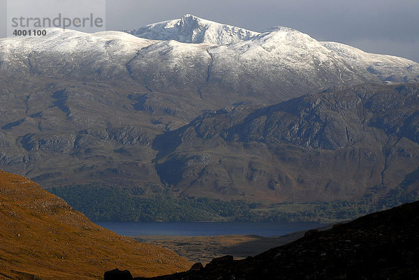 Verschneite Gipfel des Torridon Naturparks mit Loch Torridon  schottische Highlands  Liathach  Torridon  Schottland  Europa