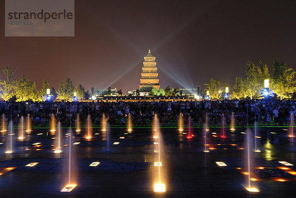 Abendliche Wasserspiele vor der Großen Wildganspagode  chin. Dayan Ta  Xian  China  Asien