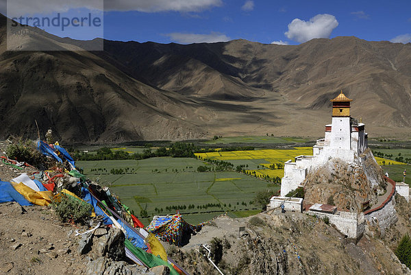 Erste und älteste Festung Tibets  Yumbulagang  mit Gebetsfahnen über dem Yarlungtal  Zentraltibet  Tibet  China  Asien