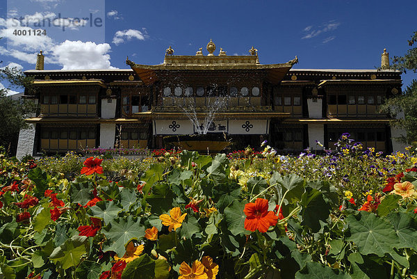 Sommerpalast des Dalai Lama im Norbulingka  Juwelengarten  mit Blumen und Wasserfontäne  Lhasa  Tibet  China  Asien