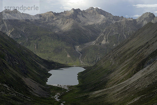 Orakelsee Lhamo Latso vor Gebirgsmassiv  Tibet  China  Asien