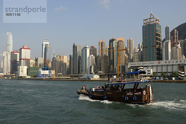 Ausflugsschiff  Holzdschunke vor der Skyline von Hongkong Central  Hongkong  China  Asien